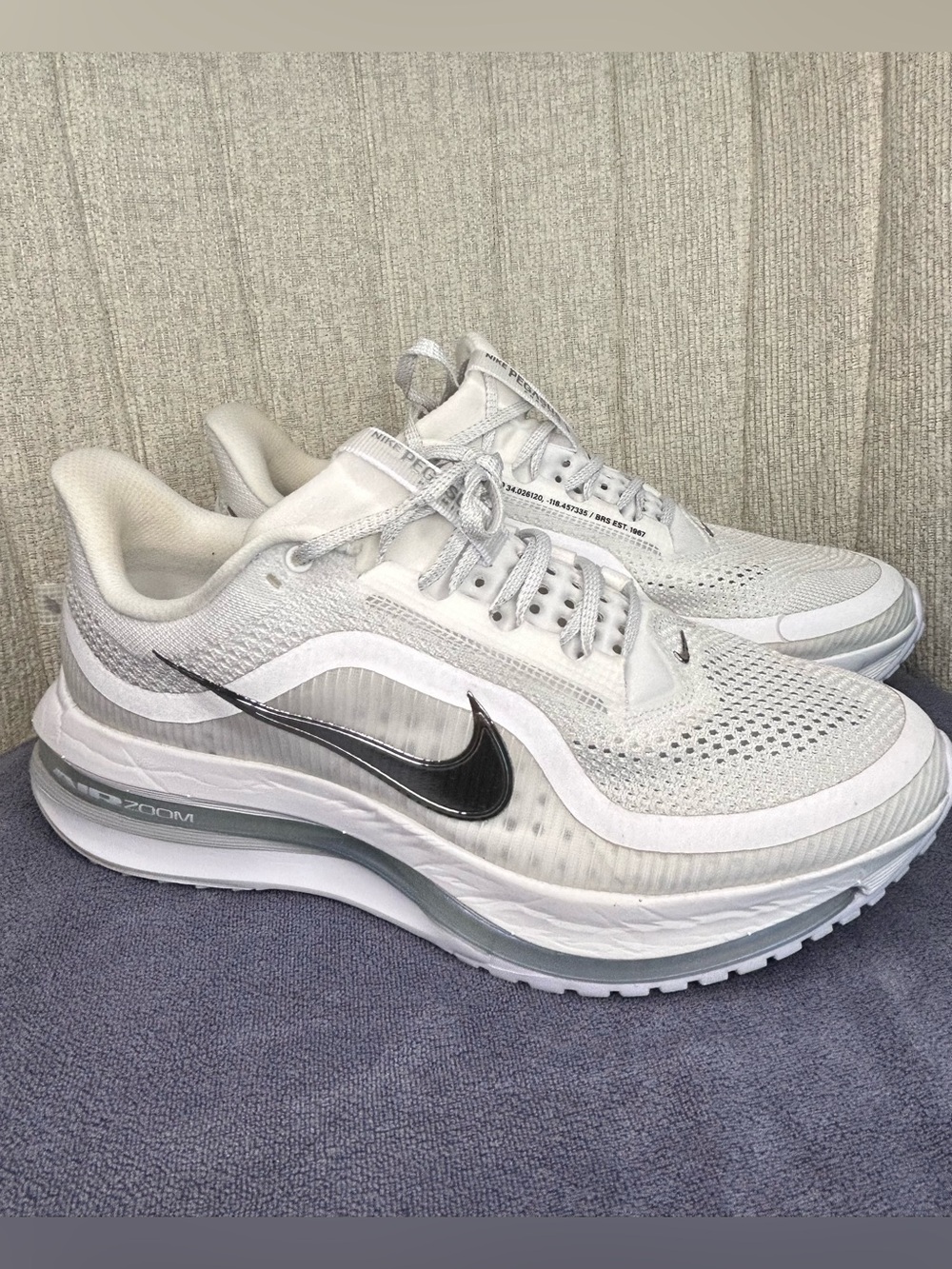 Nike Men's White Air Zoom Running Shoes Silver Swoosh
